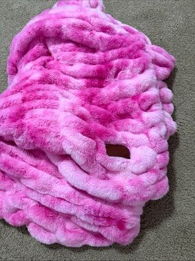 Plush Pink Faux Fur Throw Blanket - Ultra Soft Cozy Comfort